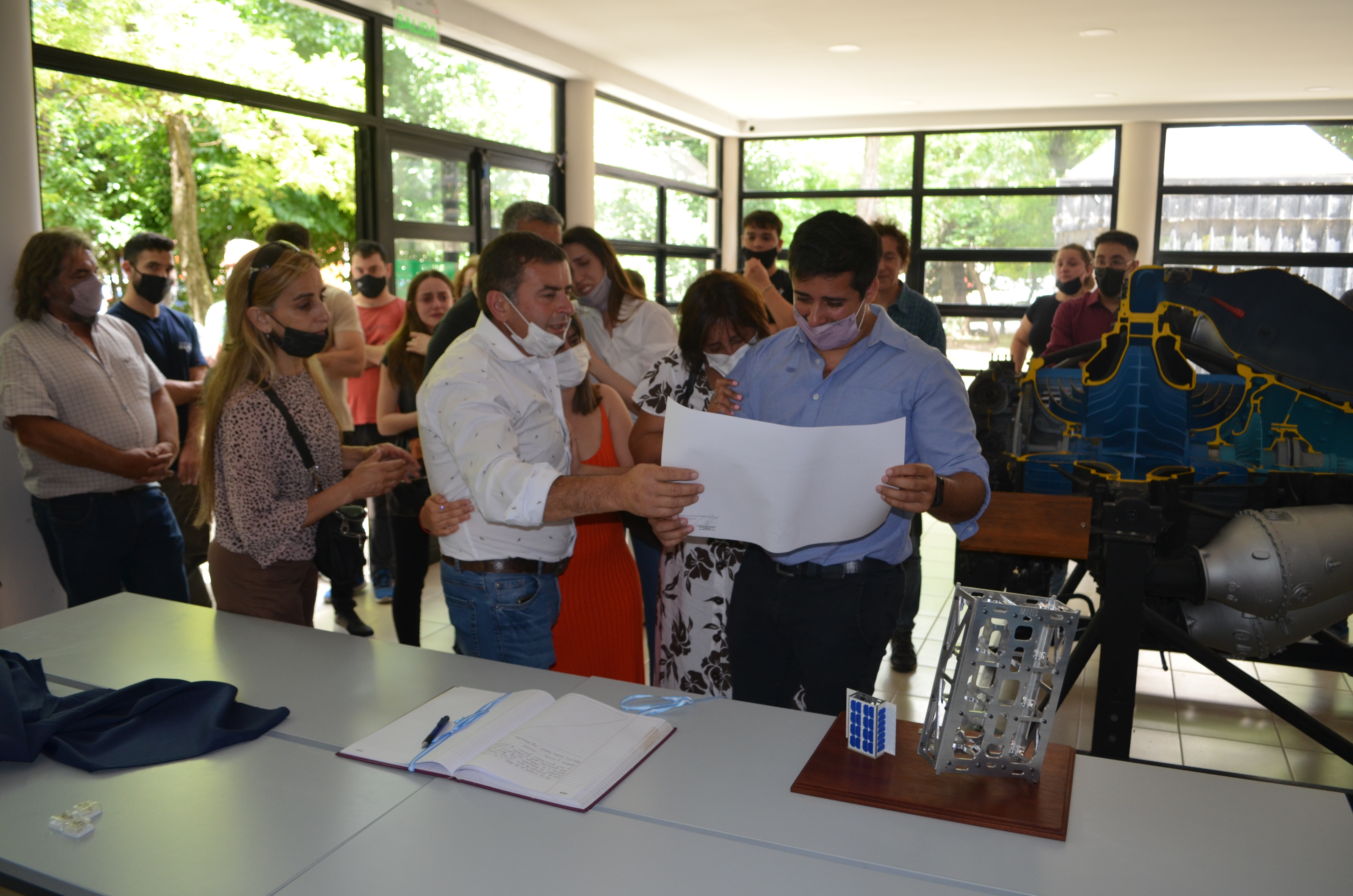 Reconocimiento merecido. La familia con el diploma de Matías Barceló.